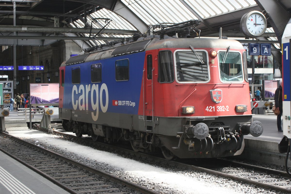 Die Re 421 392 (Re 4/4 11392) hat ihren Eurocity von Lindau gerade nach Zürich gebracht und wartet nun, bis der Zug losfährt. Danach kann sie sich ins Depot bewegen.

Zürich HB, 18.04.2017