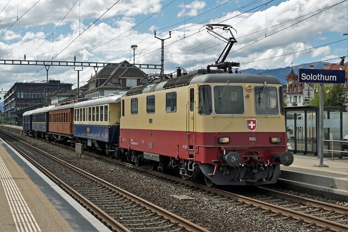 Die Re 421 393 mit TEE Anstrich von IRSI passierte Solothurn-HB am 22. August 2020 als Sonderzug mit sehr abwechslungsreicher Anhängelast.
Foto: Walter Ruetsch