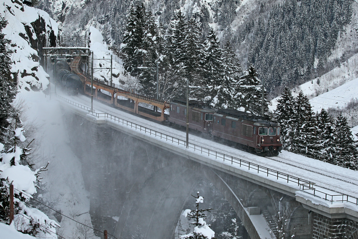 Die Re 425 172  Eggerberg  und die Re 425 191  Reichenbach mit einem leeren Autozug kreuzen auf der mittleren Meienreussbrücke einen bergwärts fahrenden Mineralölzug.Bild Wassen vom 3.2.2015