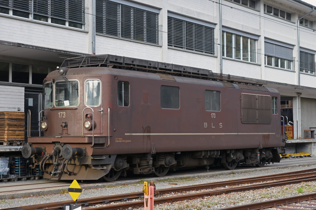 Die Re 425 173 wird nur noch als Ersatzteil Spender gebraucht. Hier steht die Lok auf dem Areal der BLS Werkstätte in Bönigen. Die Aufnahme wurde am 23.04.2019 von der Strasse aus gemacht.