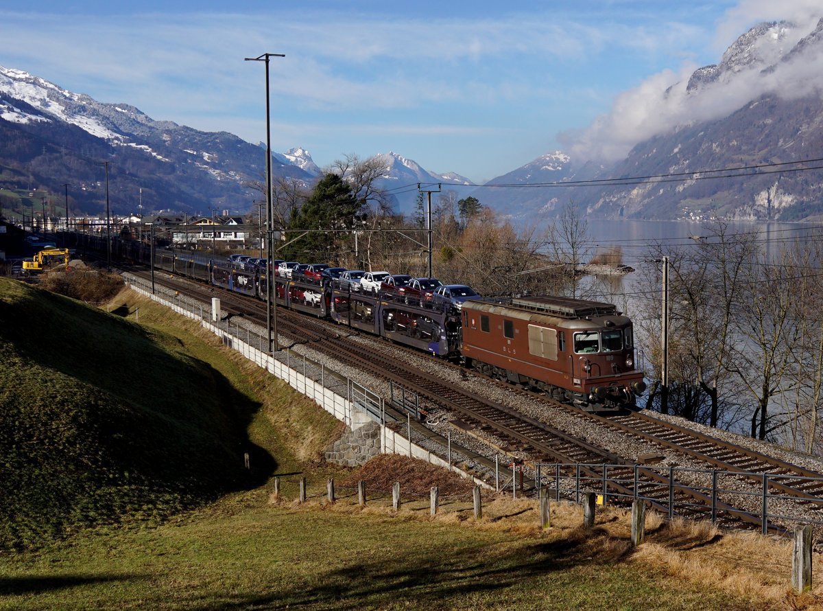 Die Re 425 189 mit einem Autozug am 18.02.2017 unterwegs bei Unterterzen.