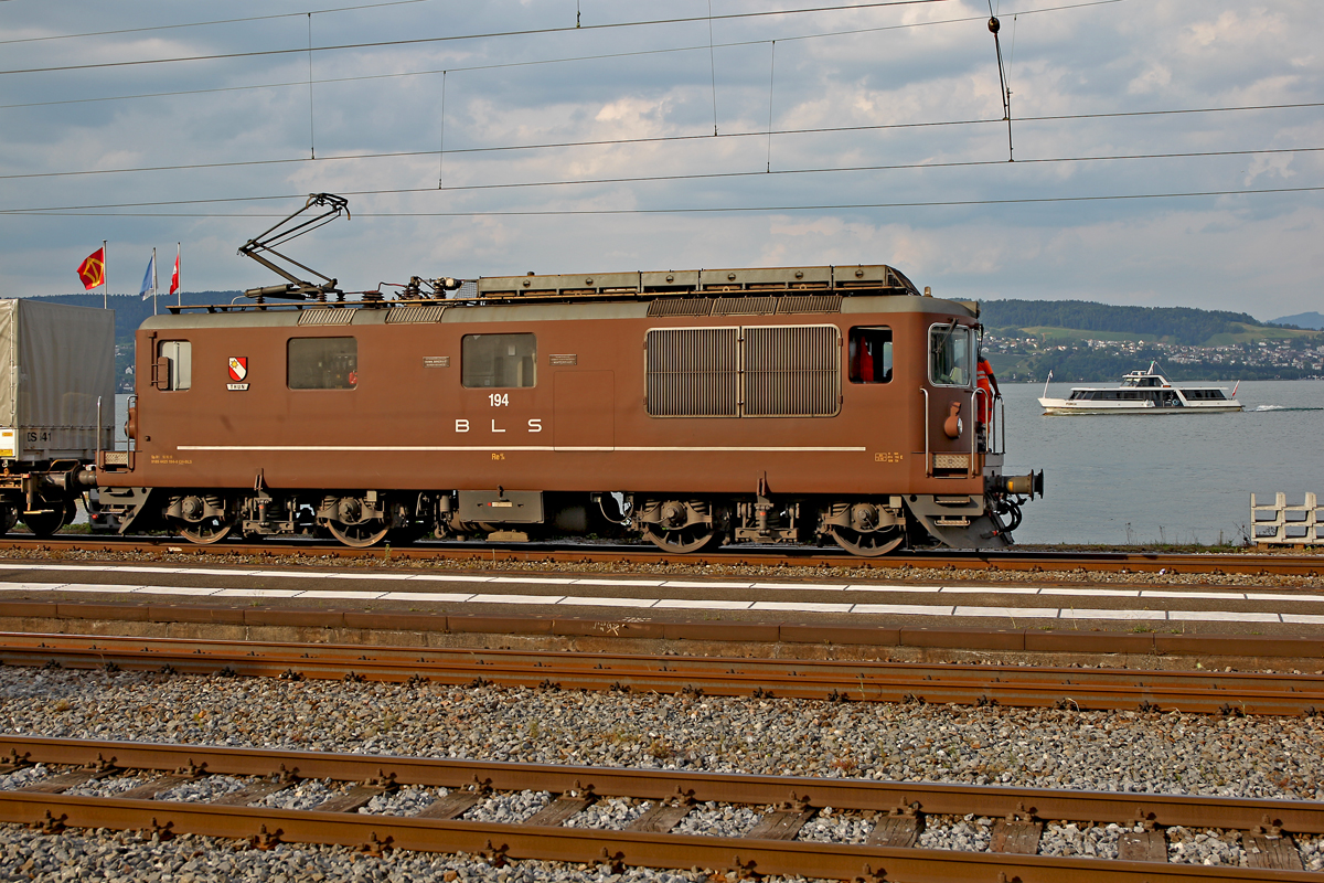Die Re 425 194 Thun macht 5 Minuten Pause im Bf Wädenswil um einen RJ vorzulassen,im Hintergrund ist die  MS Forch zu erkennen.Bild vom 19.6.2014 