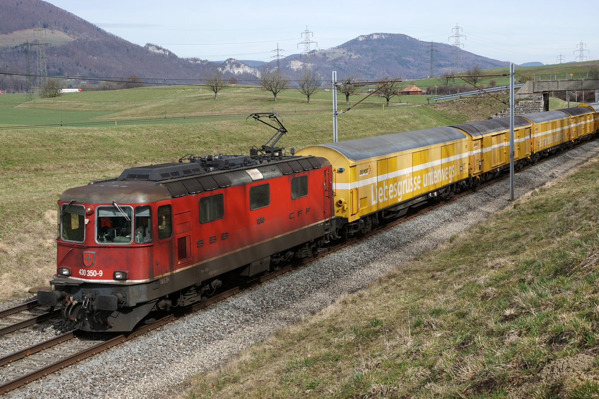 Die Re 430 350-9, ehemals SOB Re 4/4 III 41, mit dem Mittagspostzug Härkingen - Genf bei Niederbipp am 6. März 2019.
Foto: Walter Ruetsch