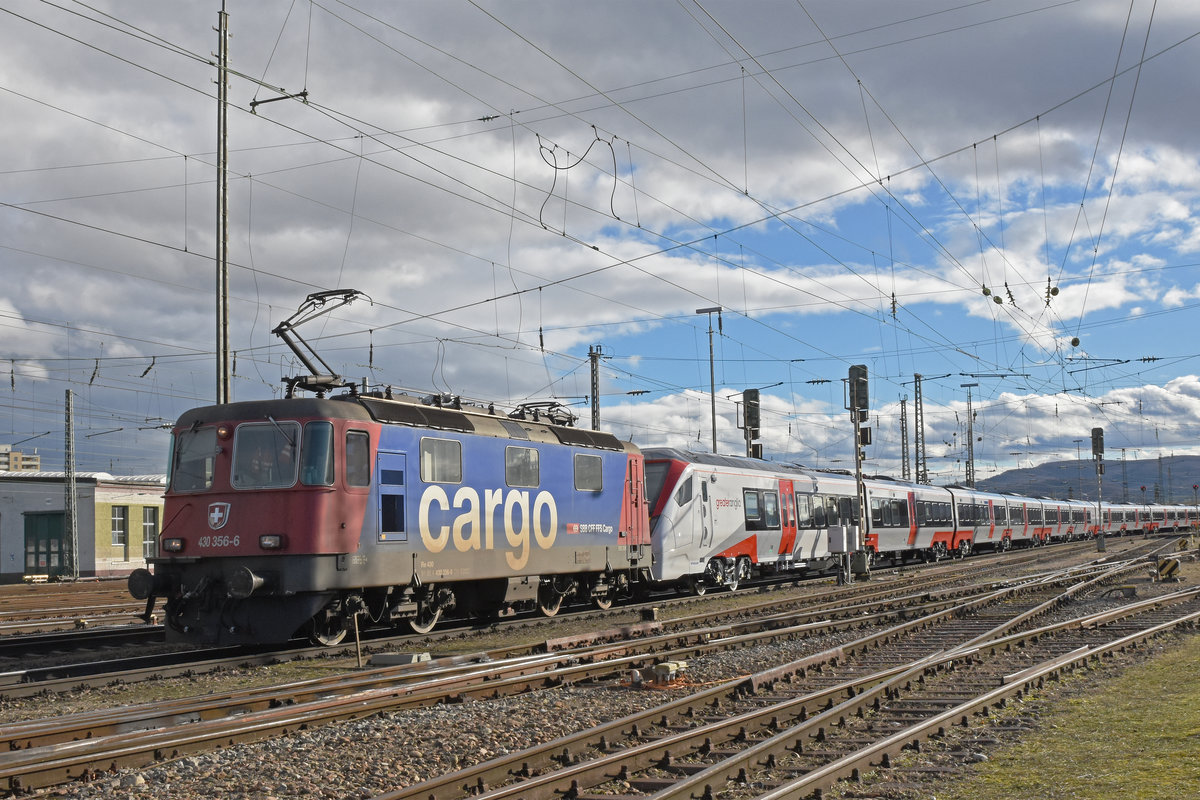 Die Re 430 356-6 schleppt einen Fabrikneuen Stadler Flirt, der später in England eingesetzt wird, Richtung Güterbahnhof Weil am Rhein. Die Aufnahme stammt vom 10.01.2020.