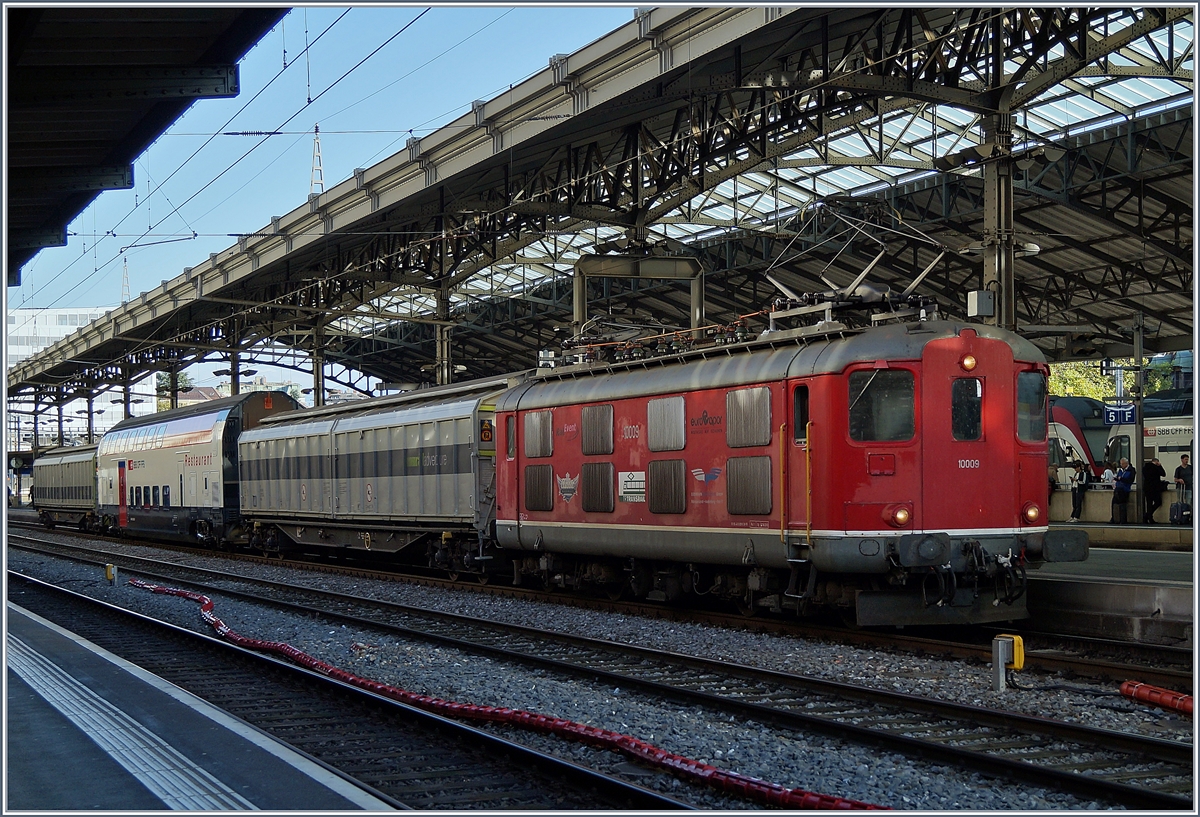 Die Re 4/4 10009 zeigt sich mit einem interessanten Zug in Lausanne; der gut 72 Jahre alten Lok sieht man ihre Alter kaum an, besonders da nun die früher benötige Stirnwandtür zugeschweisst wurde. 

25. Okt. 2019