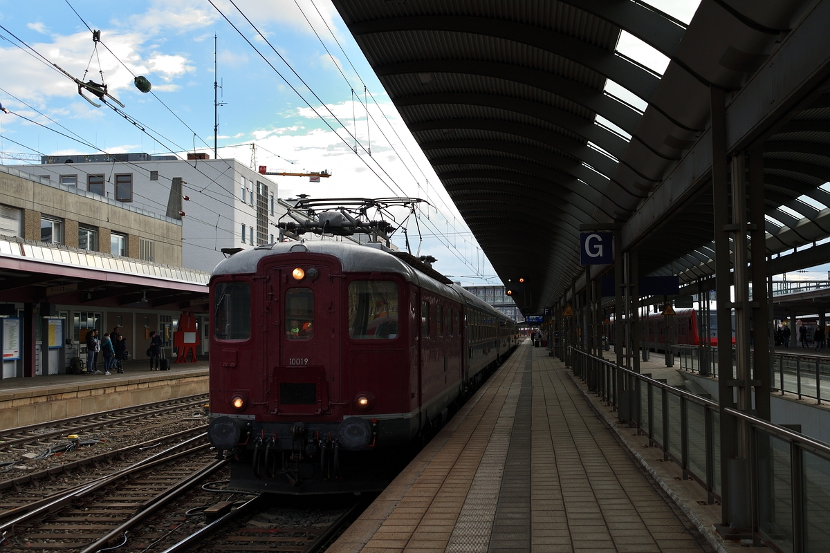 Die Re 4/4 10019 der Centralbahn bespannt am 7.Dezember 2018 einen Classic Courier Sonderzug, der wohl Freiburg als Ziel hatte. Das Bild zeigt den Zug in Ulm Hbf.