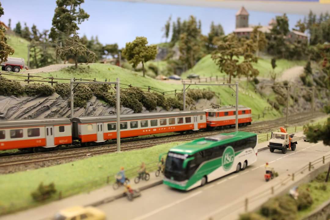 Die Re 4/4 11103 zieht den Swiss Expresszug entlang der Panoramstrecke, während dem der Teambus de FC St.Gallen auf dem Weg zu einem Testspiel ist. Die Panoramstrecke wird in den nächsten Jahren komplett erneuert. 

Auf der Spur H0 Anlage des Rheintalerischen Eisenbahn Amateure Klub. (www.reak.ch) 