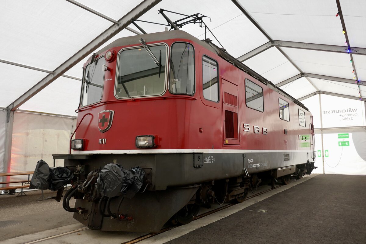 Die Re 4/4 11111 vom SBB C die beim Re 4/4 Jubiläum in Balsthal mitten im Festzelt stand, 15.9.24 in Balsthal.