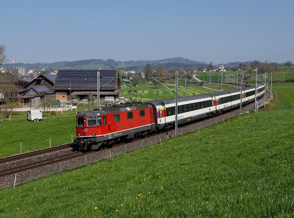 Die Re 4/4 11128 mit einem IR nach Basel am 08.04.2017 unterwegs bei Gossau.