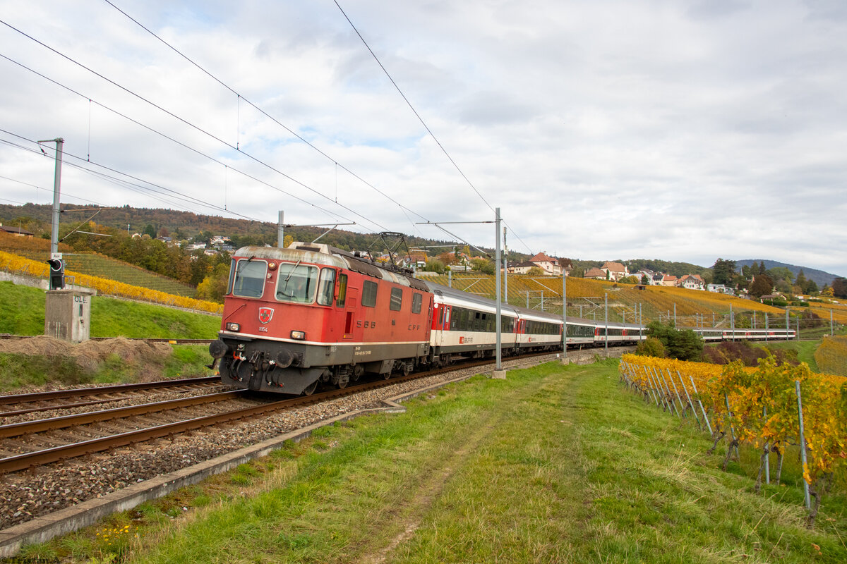 Die Re 4/4  11154 zieht einen Fussballsonderzug aus Basel durch Auvernier Richtung Lausanne. 29.10.2023