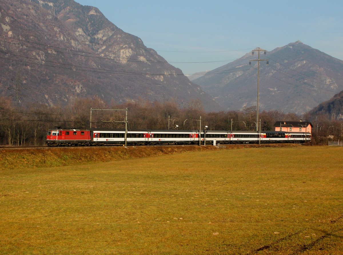 Die Re 4/4 11157 mit einem IR am 19.12.2015 unterwegs bei Claro.