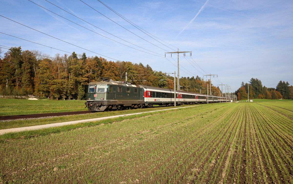 Die Re 4/4  11161 fährt mit einem Fussballsonderzug durch Hindelbank Richtung Bern Wankdorf. Die Re 4/4  11161 ist die letzte grüne Re 4/4 , die noch im Personenverkehr unterwegs ist.
30.10.2022
