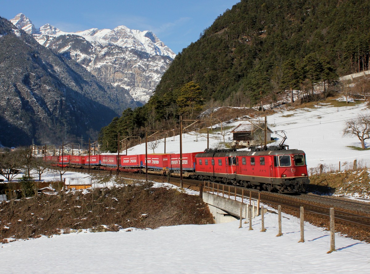 Die Re 4/4 11273 und die Re 6/6 11657 mit einem KLV-Zug am 22.01.2016 unterwegs bei Erstfeld.