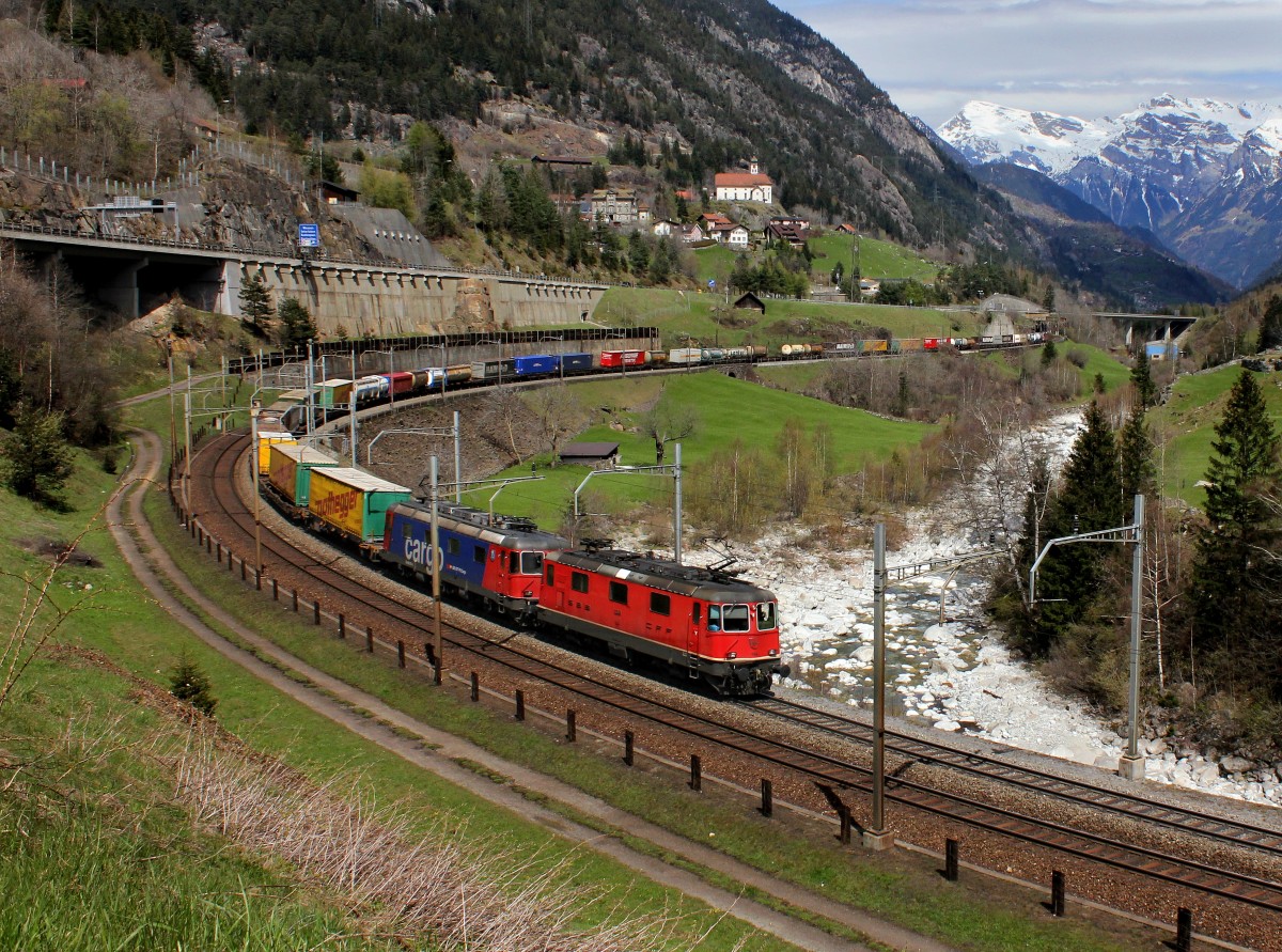 Die Re 4/4 11349 und die Re 620 047 mit einem KLV-Zug am 25.04.2012 unterwegs bei Wassen.