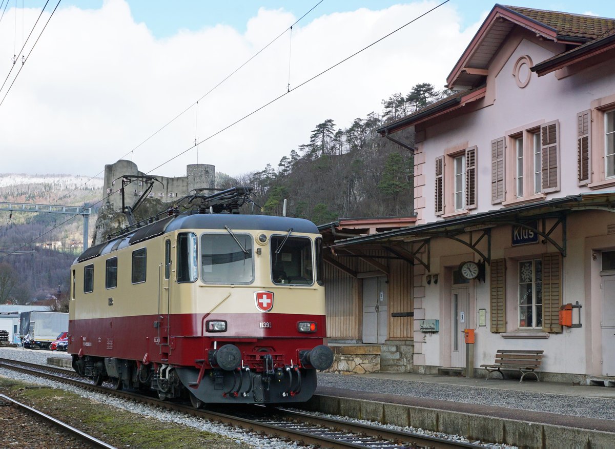 Die Re 4/4 11393 (Re 421 393-0) der IRSI (Transrail) im TEE-Kleid auf ihrer ersten Fahrt nach Balsthal, an ihren vorübergehenden Standort bei der OeBB.
Die Aufnahme ist anlässlich der Bahnhofsdurchfahrt Klus am 3. März entstanden.
Fotostandort Bachbord, zugänglich vom Industrie-Parkplatz her, Bildausschnitt Fotoshop.
Foto: Walter Ruetsch