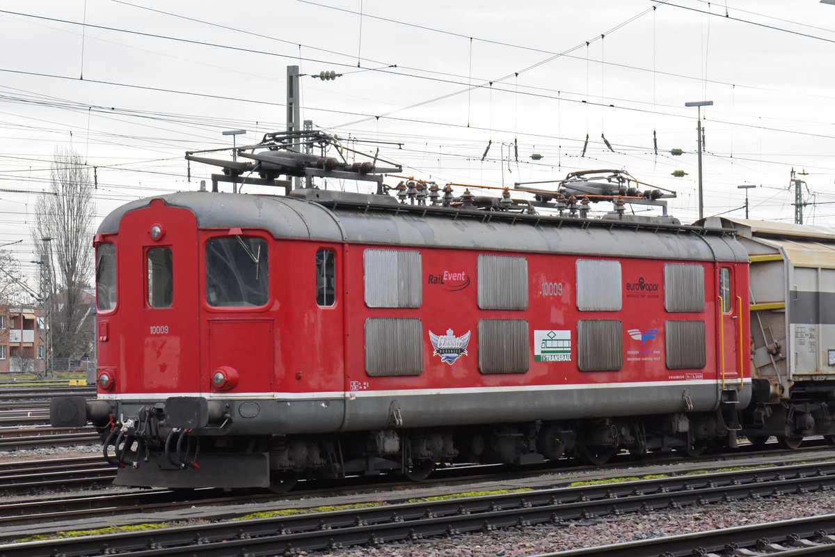 Die Re 4/4 I 10009 steht auf einem Abstellgleis beim badischen Bahnhof. Die Aufnahme stammt vom 18.12.2019.