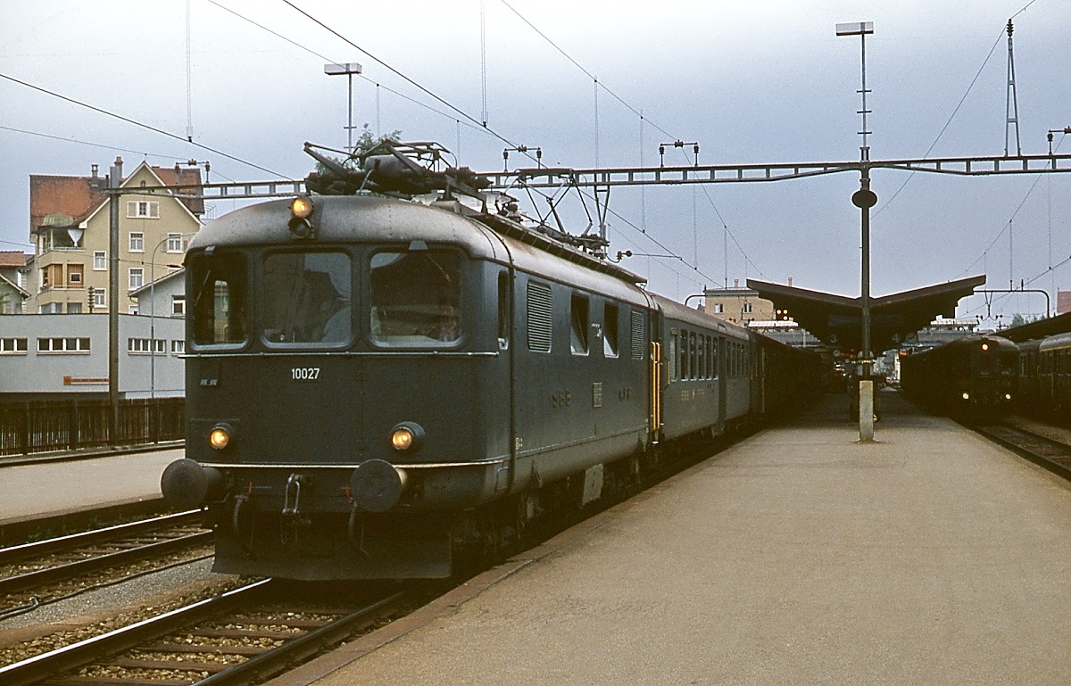 Die Re 4/4 I 10027, die im April 1979 im Bahnhof Romanshorn eingetroffen ist, war die erste Lokomotive der 2. Bauserie, bei denen die stirnseitige Tür entfiel