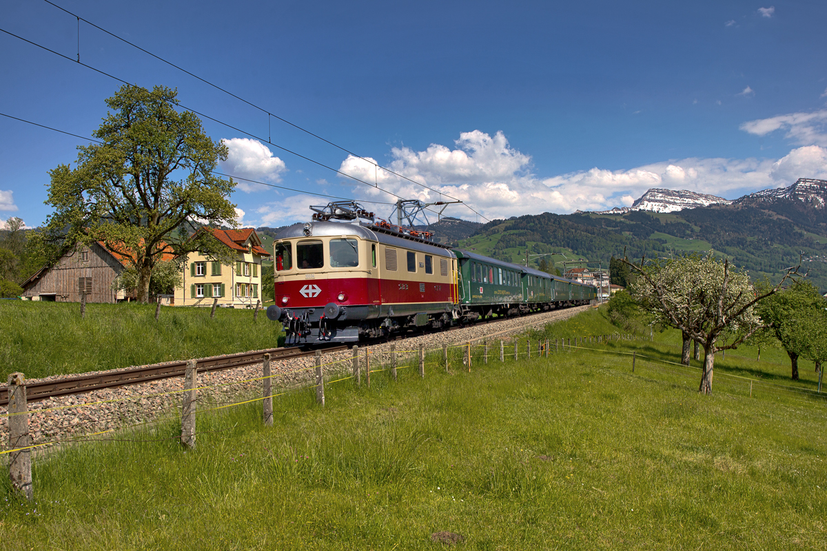 Die Re 4/4 I 10034 fährt mit der Schublok Be 6/8 III 13302 mit dem 
Muttertagsonderzug aus Arbon nach Luzern in Uznach vorbei.Bild vom 8.5.2016