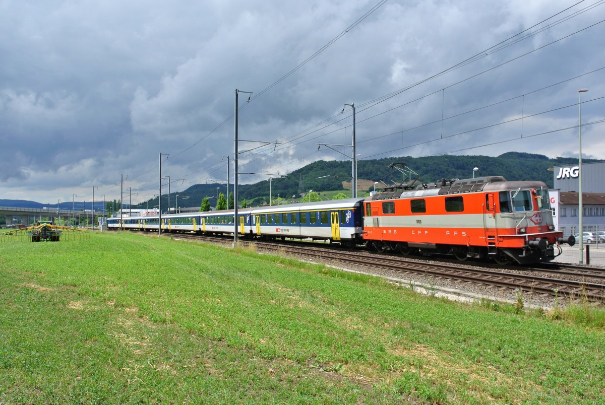 Die Re 4/4 II 11108 zog heute den Ersatz IR 1827. Der Pendel bestand aus einem um einen A verlngerten S-Bahn Basel Einschaltpendel. Sissach, 30.06.2014.