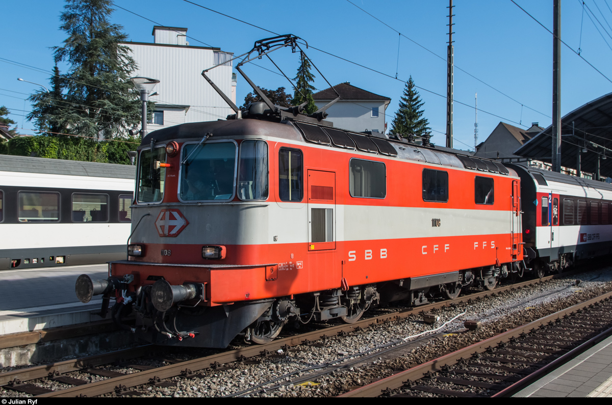 Die Re 4/4 II 11108 ist eine von nur noch zwei Loks, welche noch die  Crèmeschnitte  genannte Swiss-Express-Lackierung tragen. Am 28. August 2015 steht die Lok mit ihrem InterRegio in Olten zur Abfahrt in Richtung Basel SBB bereit.