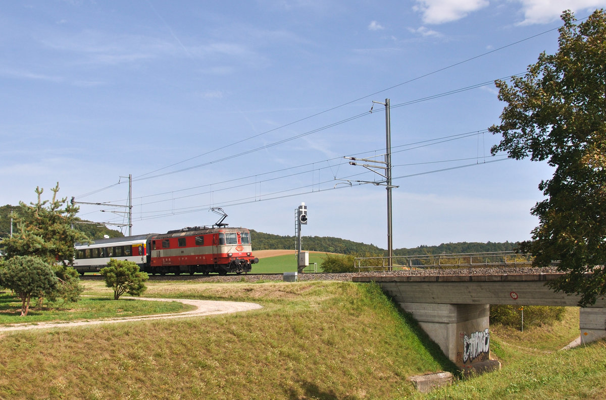 Die Re 4/4 II 11109 fährt mit einem IC von Schaffhausen in Richtung Zürich bei Rafz vorüber. 30.08.2017