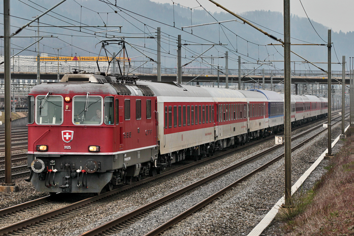 Die Re 4/4 II 11125 1.Version fährt am Morgen des 23.3.2016 mit dem EN 459 Canopus aus Prag kommend nach Zürich HB beim Rbf Limmattal vorüber.