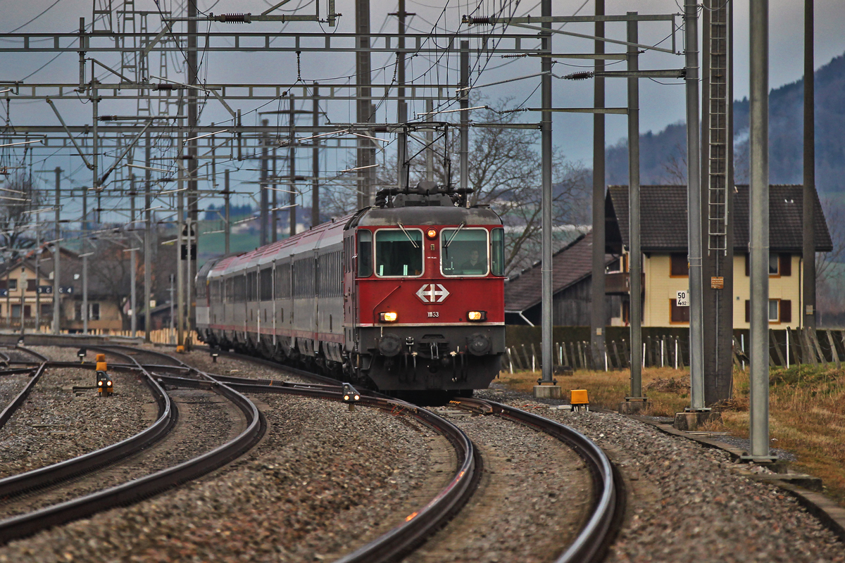 Die Re 4/4 II 11133 rollt mit dem Ic von Zürich HB nach Graz bei Reichenburg vorbei.Bild vom 16.1.2015