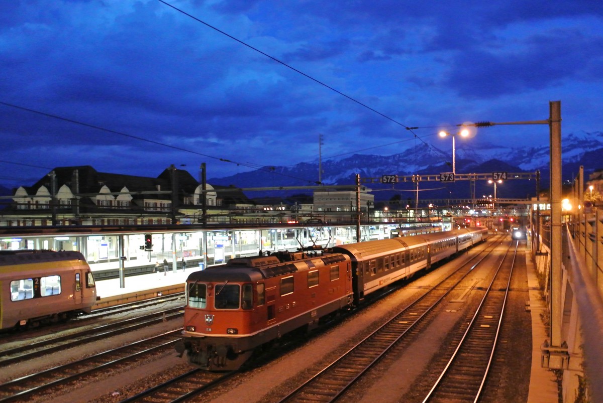 Die Re 4/4 II 11135 wartet mit ihren ex. Bpm51 als Fussballextrazug in Spiez auf das Ende des Spiels des FC Thun gegen den FC Aarau. Obwohl der Match in Thun stattfindet wird der Zug aus Platz gründen im wenigen Kilometer entfernten Spiez abgestellt, 12.04.2014.