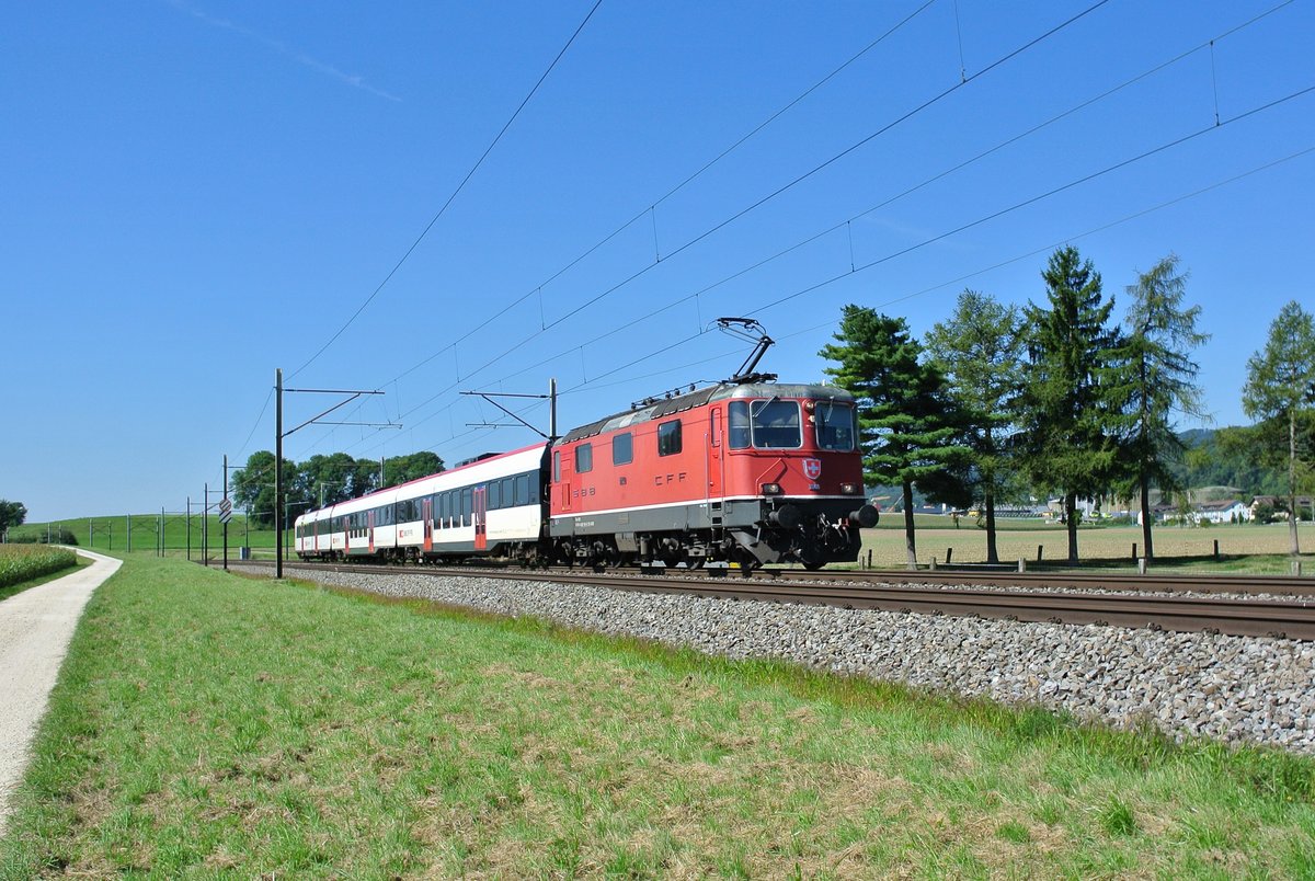 Die Re 4/4 II 11140 | 420 140-6 berfhrte am 22.08.2017 2 B Inova und einen Domino ABt von der Revision in Yverdon ins IW nach Olten, im Bild ist der Zug kurz vor Niederbipp.