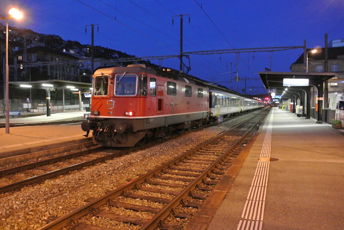 Die Re 4/4 II 11145 erreichte vor kurzem mit ihrem EWI Pendel als IR 1541 Neuchatel aus Lausanne. In wenigen Minuten wird der Zug über Nacht ins Abstellfeld gestellt, 11.03.2015.