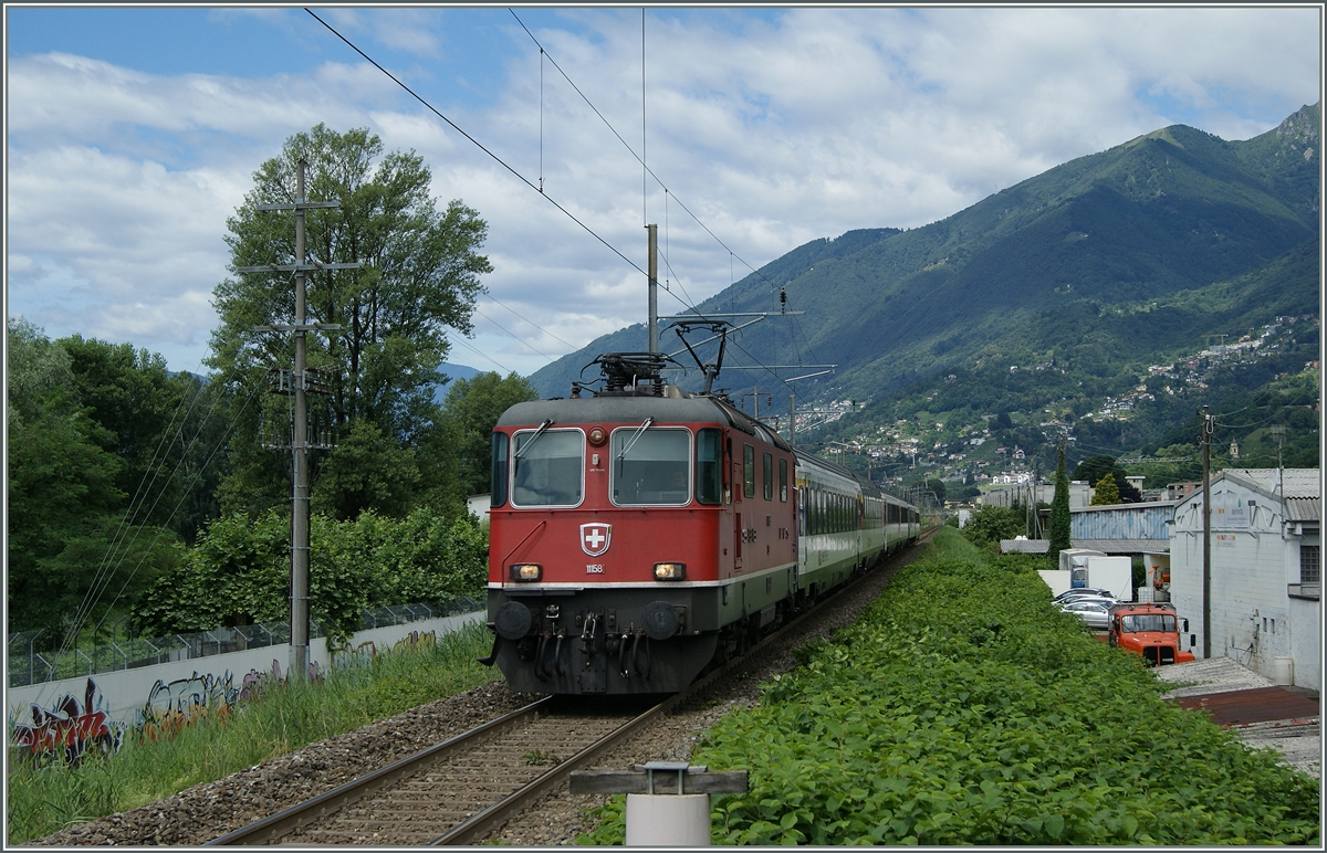 Die Re 4/4 II 11158 fährt mit ihrem IR 2324 Locorno - Basel nach einer relativ langen kurvennlosen Fahrt durch die Maggadino Ebene bei der Haltestelle Riazzino durch.
21. Juni 2015