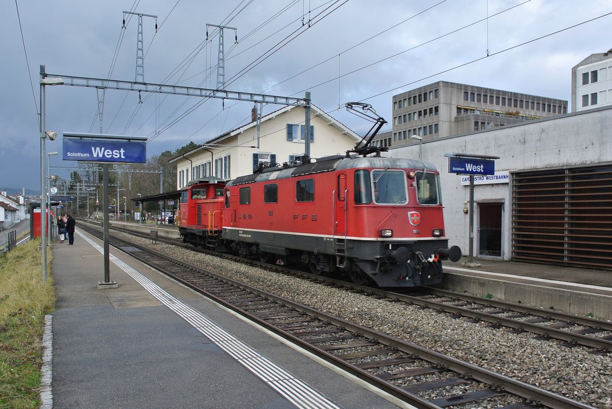 Die Re 4/4 II 11164 | 420 164-6 berfhrte am 10.02.2018 die Em 3/3 18808 von Biel RB nach Bellinzona ins IW, hier bei Durchfahrt in Solothurn West.