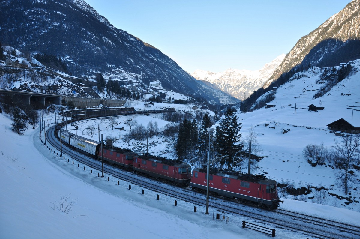 Die Re 4/4 II 11171, 11166 und 11182 führen einen gemischten Güterzug durch die Wattinger Kurve bei Wassen. Aufgenommen am 10.02.2015