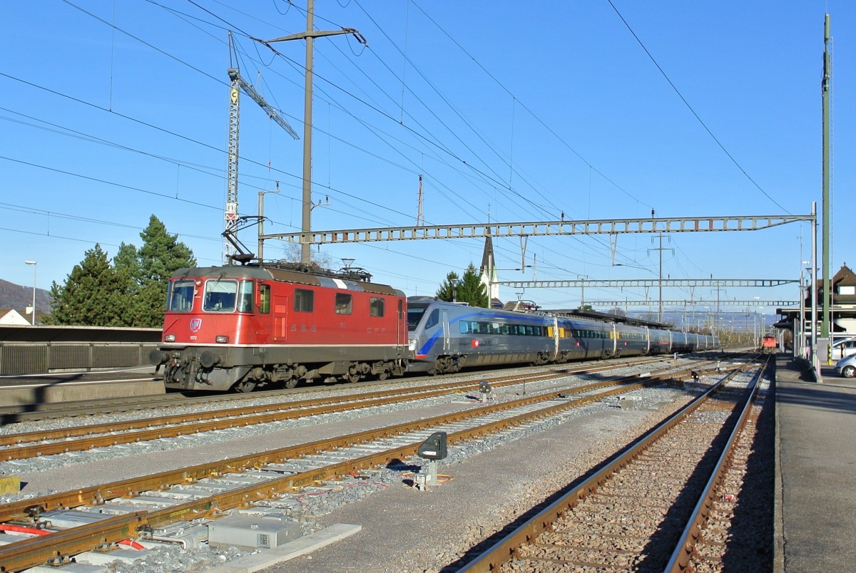 Die Re 4/4 II 11172 schleppt den ETR 470 002 von Chiasso nach Basel, Kaiseraugst, 07.12.2013.