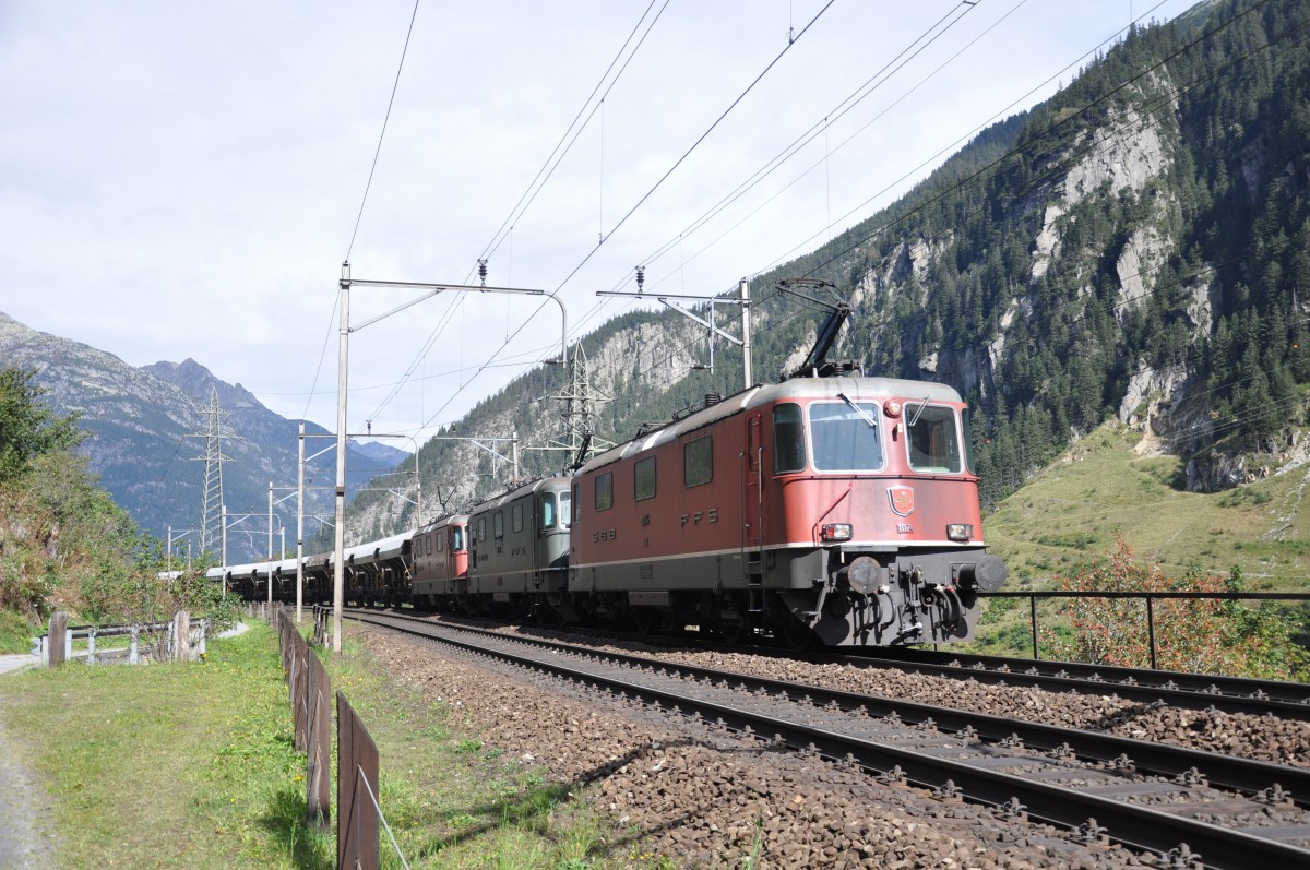 Die Re 4/4 II 11174, die grüne Re 4/4 III 11364 sowie die Re 4/4 II 11260 erreichen mit ihrem Güterzug, bestehend aus 29 Wagen vom Typ Fcs von SBB Cargo in Kürze Göschenen. (26.09.2014)