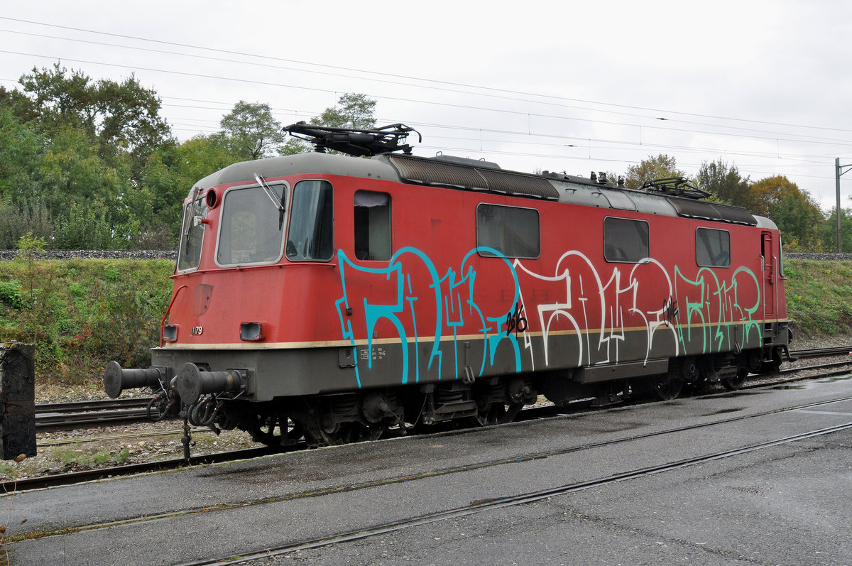 Die Re 4/4 II 11179 steht fast ausgeschlachtet auf einem Abstellgleis beim Bahnhof Kaiseraugst. Die Aufnahme stammt vom 17.10.2016.