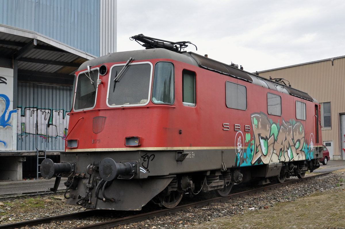 Die Re 4/4 II 11179 steht fast ausgeschlachtet auf einem Abstellgleis beim Bahnhof Kaiseraugst. Die Aufnahme stammt vom 17.10.2016.