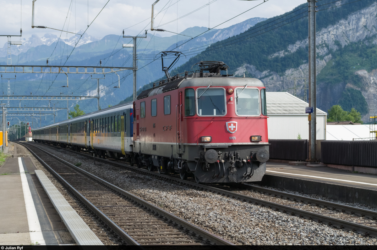 Die Re 4/4 II 11195 durchfährt am 29. Juni 2015 mit einem EW I Pendelzug den Bahnhof Steinen.