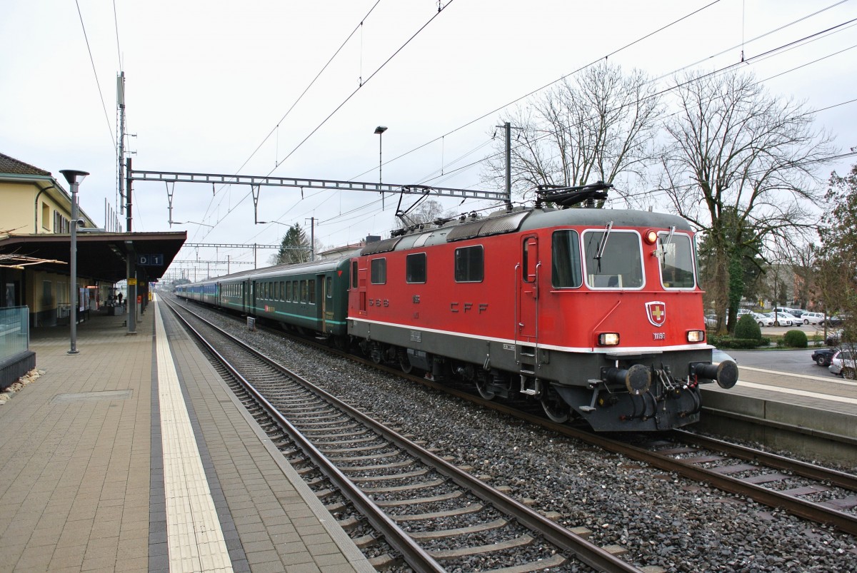 Die Re 4/4 II 11196 mit dem Reserve Pendel Olten als Ersatz IR 2116 beim Zwischenhalt in Grenchen Sd, 21.01.2014.