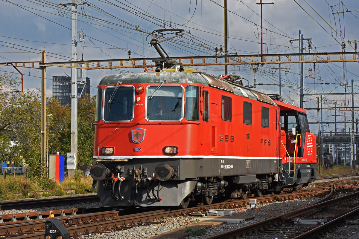 Die Re 4/4 II 11199 schleppt die Ee 922 025-2 durch den Bahnhof Pratteln. Die Aufnahme stammt vom 14.10.2020.