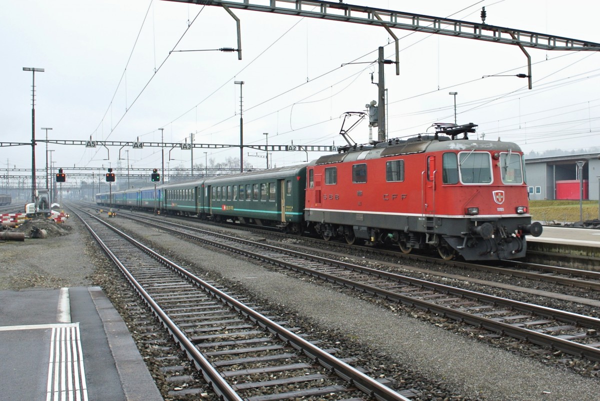 Die Re 4/4 II 11199 schiebt einen Ersatz IR aus Rotkreuz in Richtung Zrich, 08.02.2014.