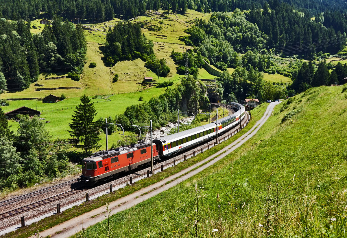Die Re 4/4 II 11245, fährt in der Wattinger Kurve, mit dem IR 2426 (Locarno - Zürich HB), den Gotthard hinunter.
Aufgenommen am 19.7.2016.