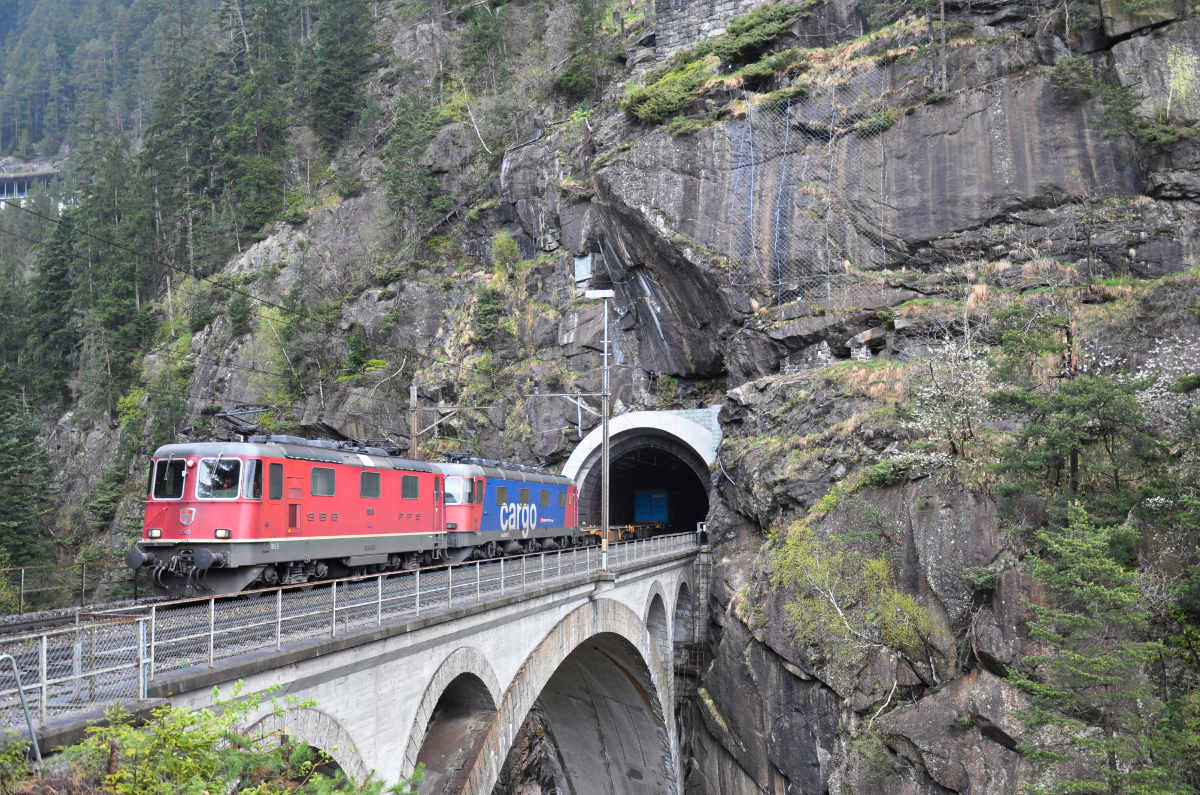 Die Re 4/4 II 11345 und die Re 6/6 11687 donnern mit einem Containerzug über die Obere Meienreussbrücke und überqueren dabei gleichzeitig auch das Meiental. 28.04.2015