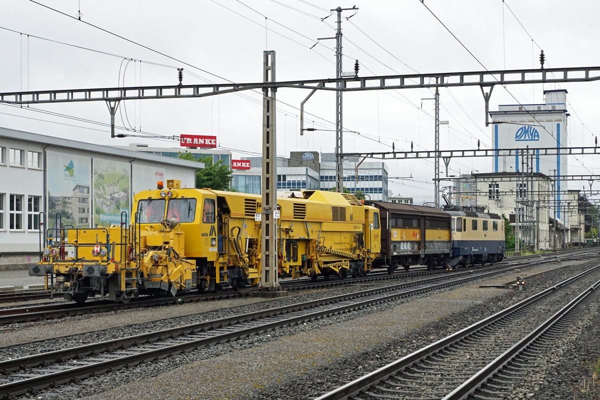 Die Re 4/4 II 11387 aus dem Jahre 1984 von IRSI mit Rheingold-Anstrich.
Die frisch revidierte Re 421 387-2 mit zwei SERSA-Wagen auf der Fahrt von Basel nach Bulle.
Meine erste Aufnahme dieser fotogenen Lokomotive ist am 14. Juni 2020 bei strömenden Regen anlässlich der Bahnhofsdurchfahrt Aarburg-Oftrigen entstanden.
Dieser  Farbtupfer  verfügt auch über die Zulassung für Fahrten in Deutschland und Österreich. 
Foto: Walter Ruetsch