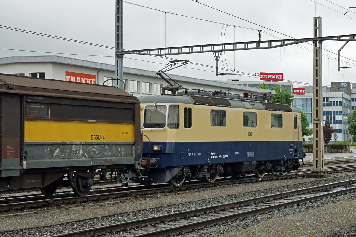 Die Re 4/4 II 11387 aus dem Jahre 1984 von IRSI mit Rheingold-Anstrich.
Die frisch revidierte Re 421 387-2 mit zwei SERSA-Wagen auf der Fahrt von Basel nach Bulle.
Meine erste Aufnahme dieser fotogenen Lokomotive ist am 14. Juni 2020 bei strömenden Regen anlässlich der Bahnhofsdurchfahrt Aarburg-Oftrigen entstanden.
Dieser  Farbtupfer  verfügt auch über die Zulassung für Fahrten in Deutschland und Österreich. 
Foto: Walter Ruetsch