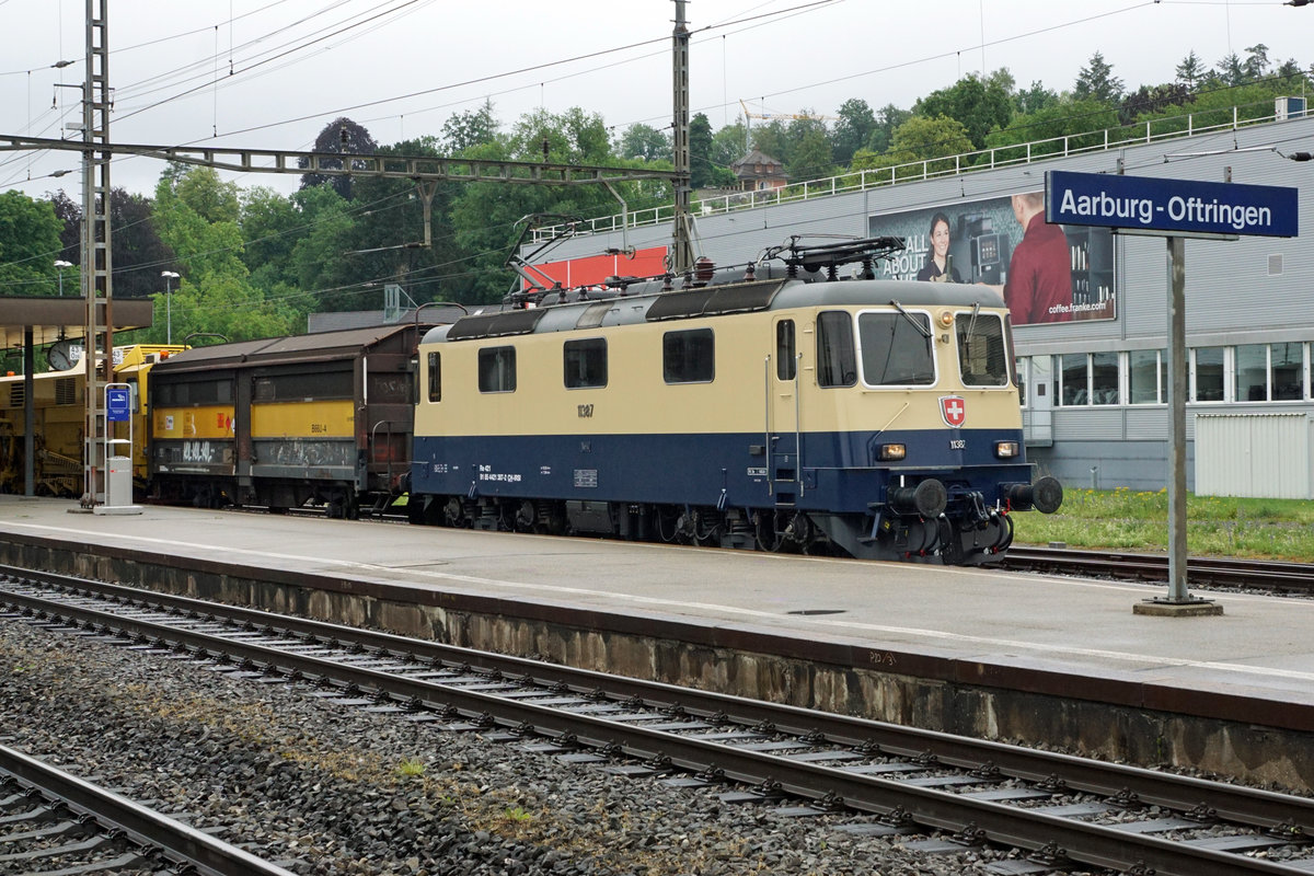 Die Re 4/4 II 11387 aus dem Jahre 1984 von IRSI mit Rheingold-Anstrich.
Die frisch revidierte Re 421 387-2 mit zwei SERSA-Wagen auf der Fahrt von Basel nach Bulle.
Meine erste Aufnahme dieser fotogenen Lokomotive ist am 14. Juni 2020 bei strömenden Regen anlässlich der Bahnhofsdurchfahrt Aarburg-Oftrigen entstanden.
Dieser  Farbtupfer  verfügt auch über die Zulassung für Fahrten in Deutschland und Österreich. 
Foto: Walter Ruetsch