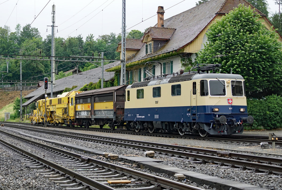 Die Re 4/4 II 11387 aus dem Jahre 1984 von IRSI mit Rheingold-Anstrich.
Die frisch revidierte Re 421 387-2 mit zwei SERSA-Wagen auf der Fahrt von Basel nach Bulle.
Meine erste Aufnahme dieser fotogenen Lokomotive ist am 14. Juni 2020 bei strömenden Regen anlässlich der Bahnhofsdurchfahrt Aarburg-Oftrigen entstanden.
Dieser  Farbtupfer  verfügt auch über die Zulassung für Fahrten in Deutschland und Österreich. 
Foto: Walter Ruetsch