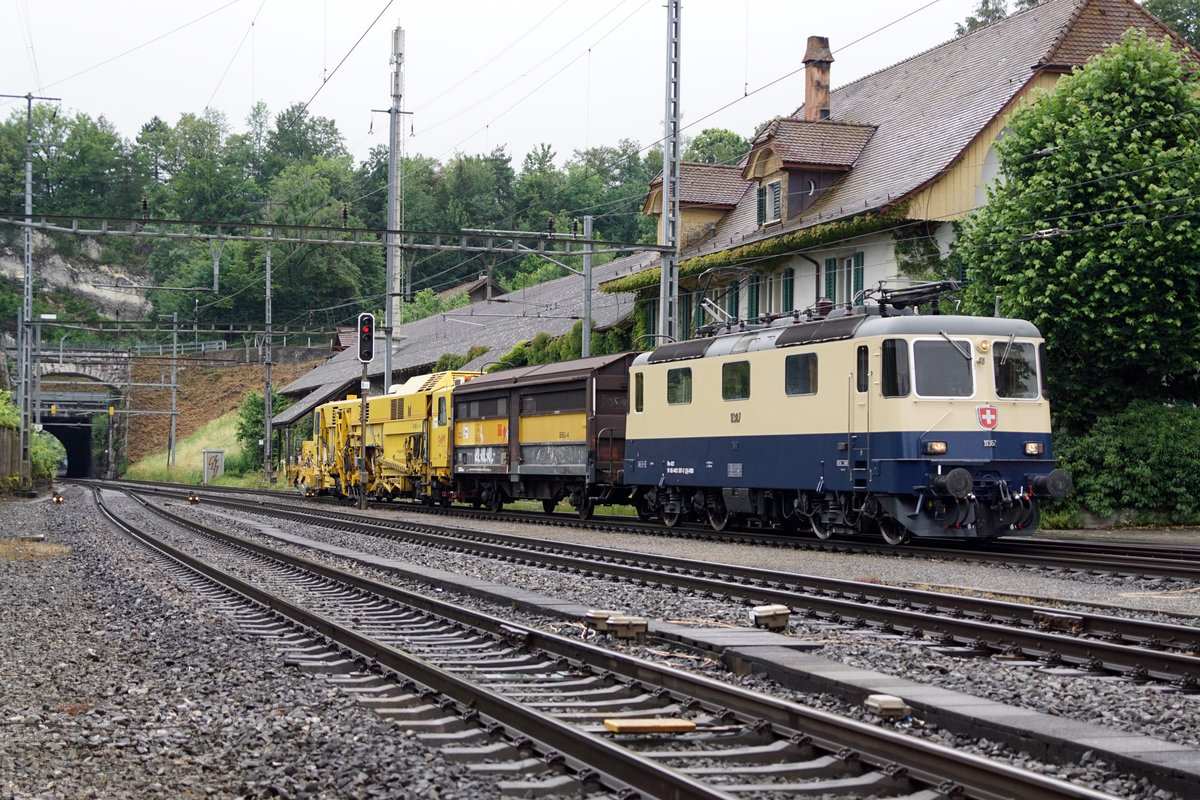 Die Re 4/4 II 11387 aus dem Jahre 1984 von IRSI mit Rheingold-Anstrich.
Die frisch revidierte Re 421 387-2 mit zwei SERSA-Wagen auf der Fahrt von Basel nach Bulle.
Meine erste Aufnahme dieser fotogenen Lokomotive ist am 14. Juni 2020 bei strömenden Regen anlässlich der Bahnhofsdurchfahrt Aarburg-Oftrigen entstanden.
Dieser  Farbtupfer  verfügt auch über die Zulassung für Fahrten in Deutschland und Österreich. 
Foto: Walter Ruetsch