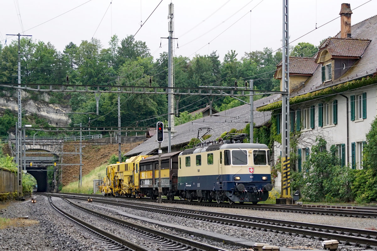 Die Re 4/4 II 11387 aus dem Jahre 1984 von IRSI mit Rheingold-Anstrich.
Die frisch revidierte Re 421 387-2 mit zwei SERSA-Wagen auf der Fahrt von Basel nach Bulle.
Meine erste Aufnahme dieser fotogenen Lokomotive ist am 14. Juni 2020 bei strömenden Regen anlässlich der Bahnhofsdurchfahrt Aarburg-Oftrigen entstanden.
Dieser  Farbtupfer  verfügt auch über die Zulassung für Fahrten in Deutschland und Österreich. 
Foto: Walter Ruetsch