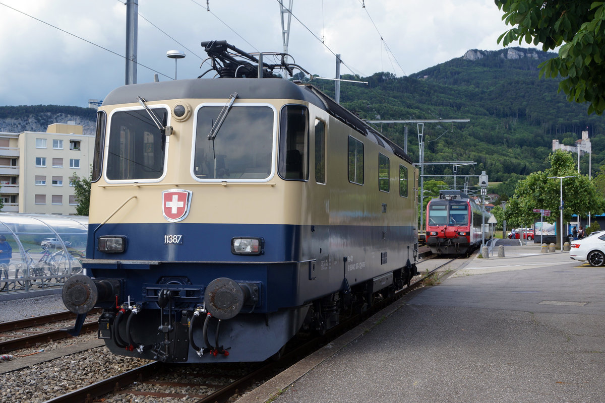 Die Re 4/4 II 11387 aus dem Jahre 1984 von IRSI mit Rheingold-Anstrich.
Die frisch revidierte Re 421 387-2 nach der Ankunft in Oensingen als Lokzug am 19. Juni 2020.
Foto: Walter Ruetsch
